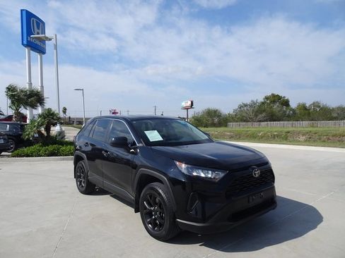 Used 2022 Toyota RAV4 LE image 3