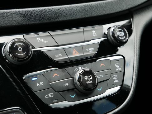 Used 2020 Chrysler Pacifica Touring-L w/ S Appearance Package FWD image 22