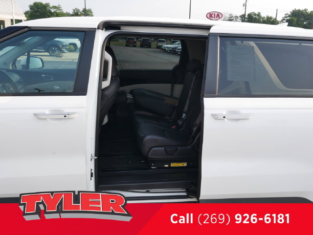 Used 2024 Kia Carnival EX FWD image 18