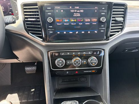 Certified 2023 Volkswagen Atlas Cross Sport SE w/ Panoramic Sunroof Package AWD/4WD image 15