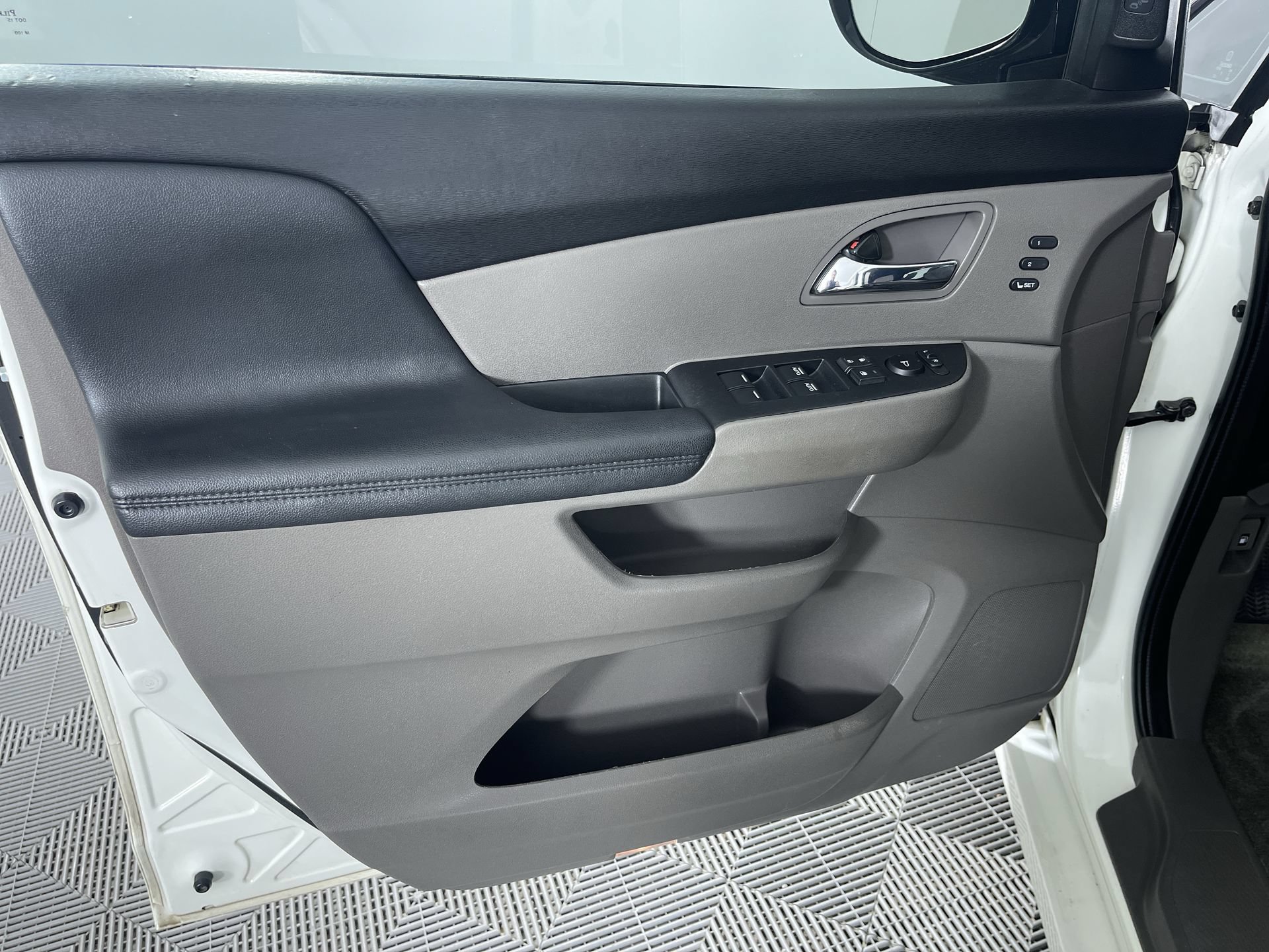 Used 2015 Honda Odyssey Touring Elite image 13
