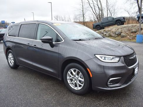 Used 2023 Chrysler Pacifica Touring-L FWD image 11