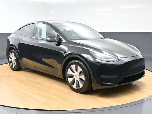 Used 2023 Tesla Model Y Long Range AWD/4WD image 2