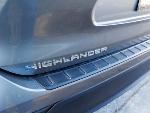 Used 2025 Toyota Highlander XLE image 11