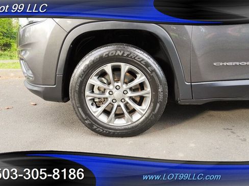 Used 2019 Jeep Cherokee Latitude Plus w/ Cold Weather Group AWD/4WD image 3
