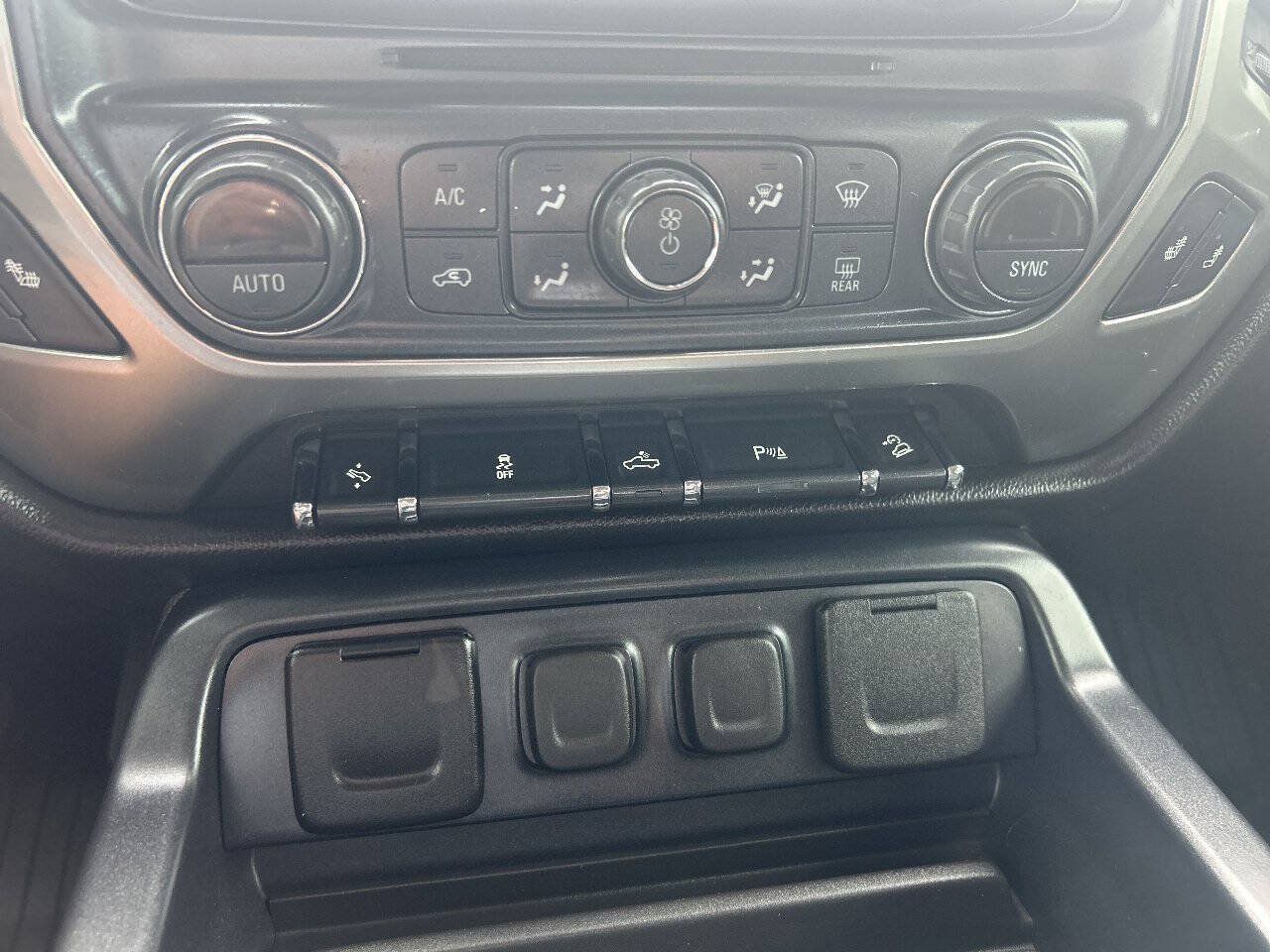 Used 2018 Chevrolet Silverado 1500 LT w/ All Star Edition AWD/4WD image 30