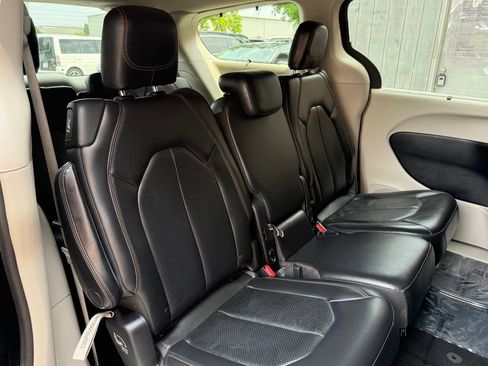 Used 2019 Chrysler Pacifica Touring-L FWD image 21