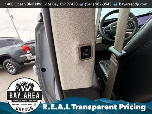 Used 2023 Chrysler Pacifica Limited FWD image 15