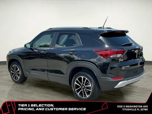Used 2025 Chevrolet TrailBlazer LT AWD/4WD image 3