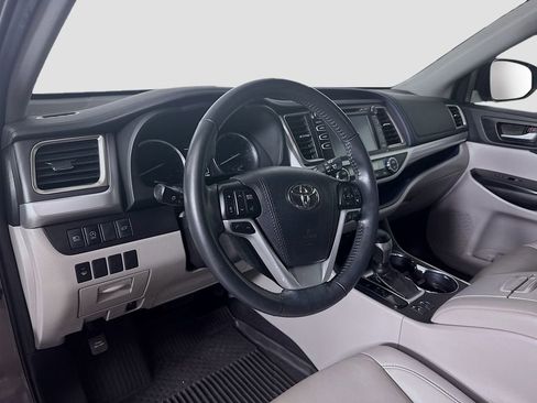 Used 2019 Toyota Highlander XLE image 9