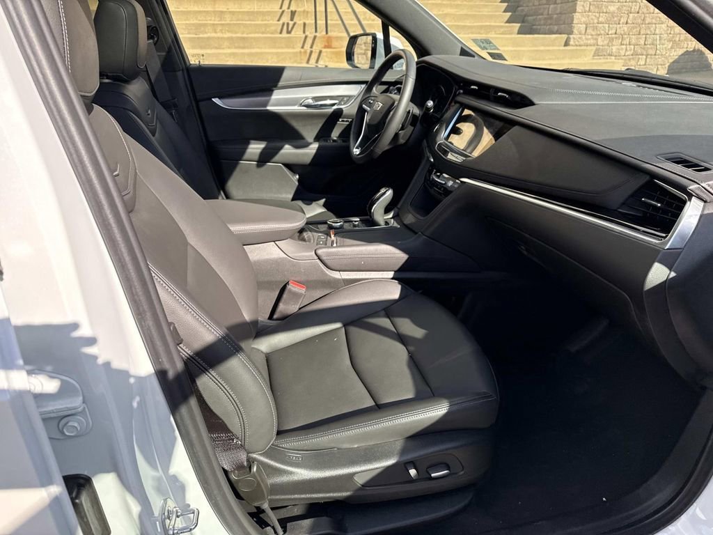 New 2025 Cadillac XT6 Luxury FWD image 9