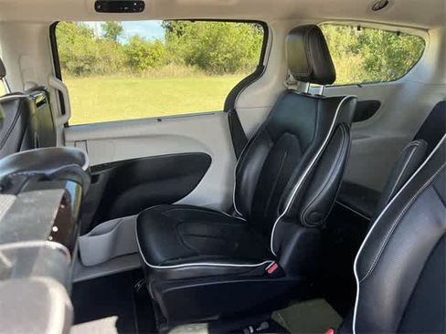 Used 2021 Chrysler Pacifica Limited w/ Uconnect Theater Family Group image 14