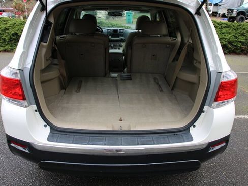 Used 2012 Toyota Highlander SE w/ Tow Pkg image 19