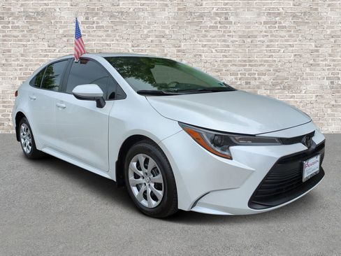Used 2025 Toyota Corolla LE FWD image 1