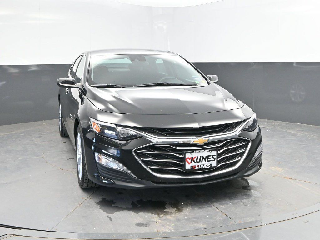 Used 2025 Chevrolet Malibu LT FWD image 2