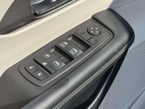 Used 2024 Chrysler Pacifica Touring-L FWD image 29