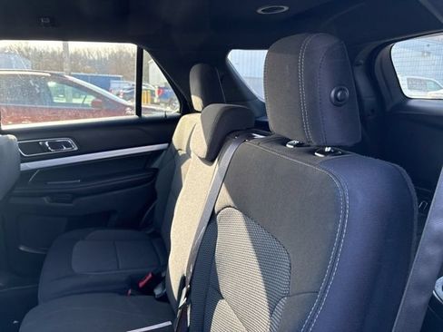 Used 2017 Ford Explorer XLT w/ XLT Technology Feature Bundle AWD/4WD image 10