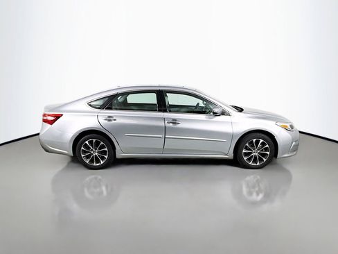 Used 2018 Toyota Avalon XLE Premium image 4