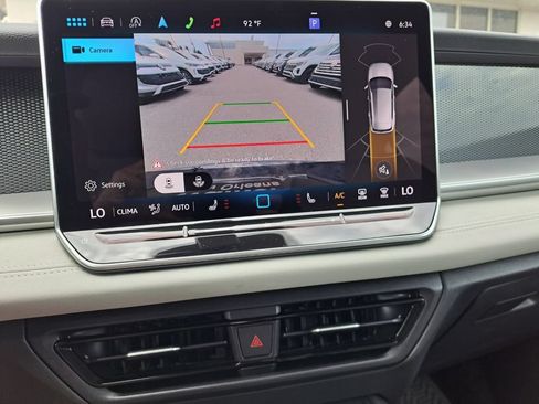 Used 2025 Volkswagen Tiguan SE FWD image 11
