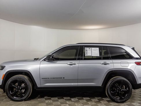 Used 2023 Jeep Grand Cherokee Altitude image 20