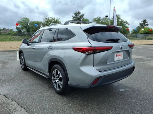 Used 2023 Toyota Highlander XLE FWD image 7
