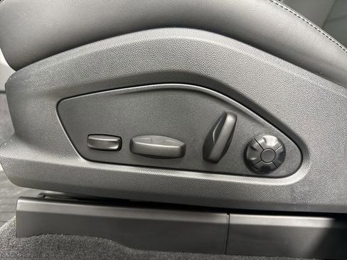 Used 2025 Porsche Macan Electric image 41