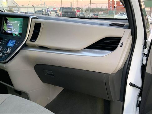 Used 2020 Toyota Sienna L image 39