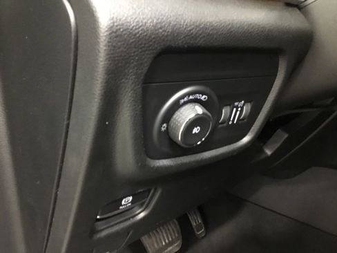 Used 2023 Jeep Grand Cherokee Limited AWD/4WD image 9