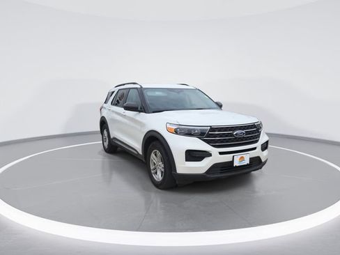 Used 2024 Ford Explorer XLT RWD image 2