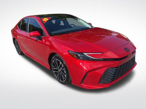Used 2025 Toyota Camry XLE FWD image 3