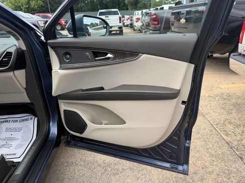Used 2019 Lincoln Nautilus Reserve FWD image 11
