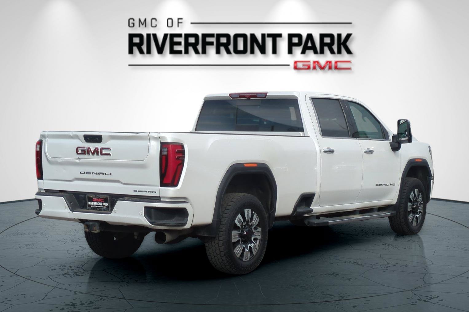 Used 2025 GMC Sierra 3500 Denali AWD/4WD image 3