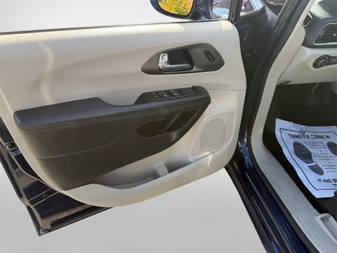 Used 2020 Chrysler Pacifica Touring-L w/ Tire & Wheel Group image 14