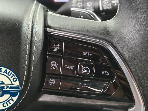 Used 2022 Jeep Grand Cherokee Overland w/ Luxury Tech Group IV AWD/4WD image 14
