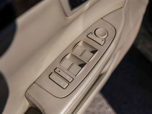 Used 2010 Cadillac DTS Luxury image 22