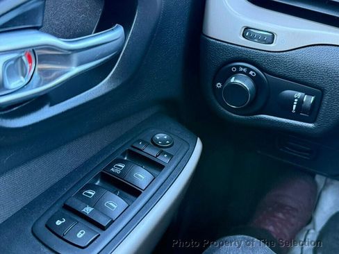 Used 2017 Jeep Cherokee Sport image 33