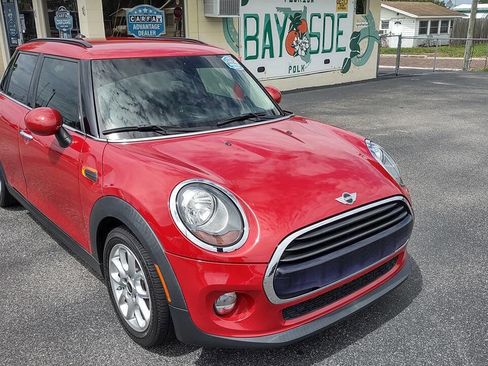 Used 2018 MINI Cooper 4-Door Hardtop FWD image 3