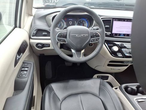 Used 2023 Chrysler Pacifica Touring-L AWD/4WD image 4