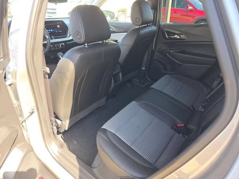 Used 2025 Chevrolet Trax LT w/ LT Convenience Package FWD image 28