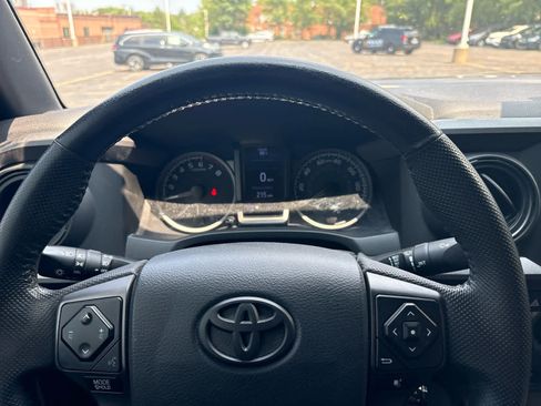 Used 2020 Toyota Tacoma TRD Off-Road w/ Technology Package AWD/4WD image 13