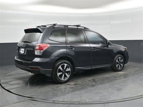 Used 2017 Subaru Forester 2.5i Premium image 3