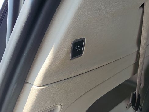 Used 2023 Chrysler Pacifica Touring-L FWD image 18