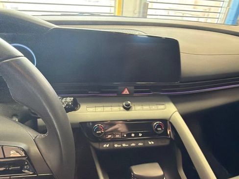 Used 2025 Hyundai Elantra Limited FWD image 4