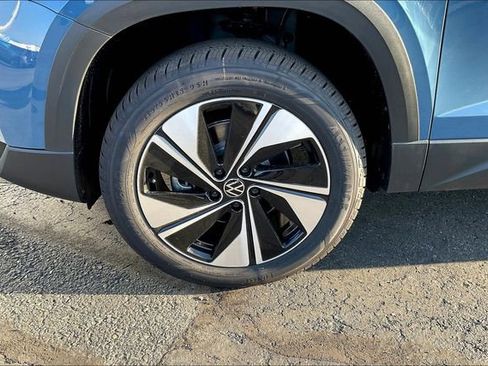 New 2025 Volkswagen Taos SE image 13