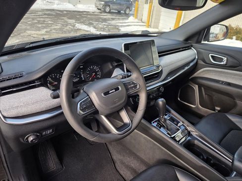 Used 2025 Jeep Compass Latitude image 23