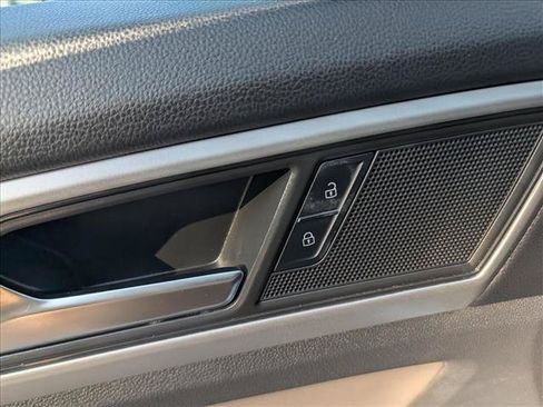 Certified 2023 Volkswagen Atlas Cross Sport SE w/ Panoramic Sunroof Package FWD image 29