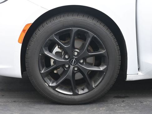 Used 2025 Chrysler Pacifica Limited image 36