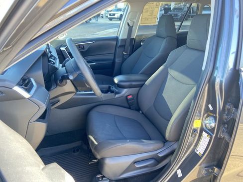 Used 2021 Toyota RAV4 LE image 17