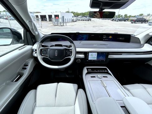Used 2025 Lincoln Navigator Reserve AWD/4WD image 13