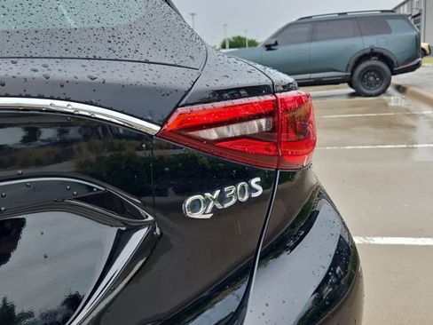 Used 2017 INFINITI QX30 Sport w/ Sport Leather Package FWD image 11